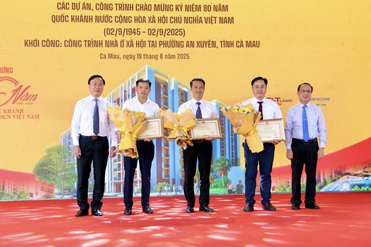 Lãnh đạo tỉnh Cà Mau trao Bằng khen cho các tập thể và cá nhân đã có đóng góp tích cực trong việc triển khai chương trình nhà ở xã hội tại địa phương