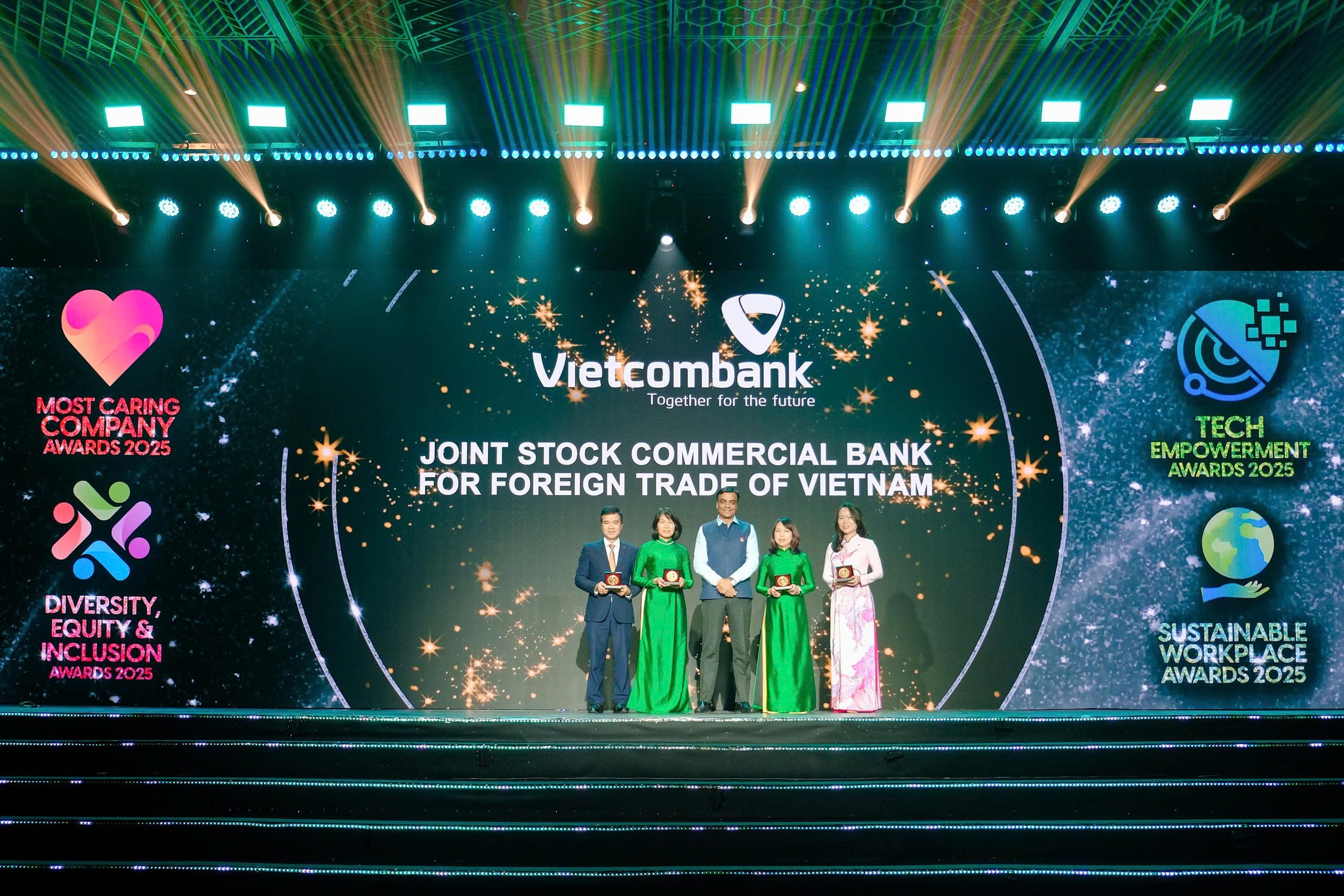 HR ASIA tiếp tục vinh danh Vietcombank tại tất cả các hạng mục giải thưởng “Nơi làm việc tốt nhất châu Á” năm 2025