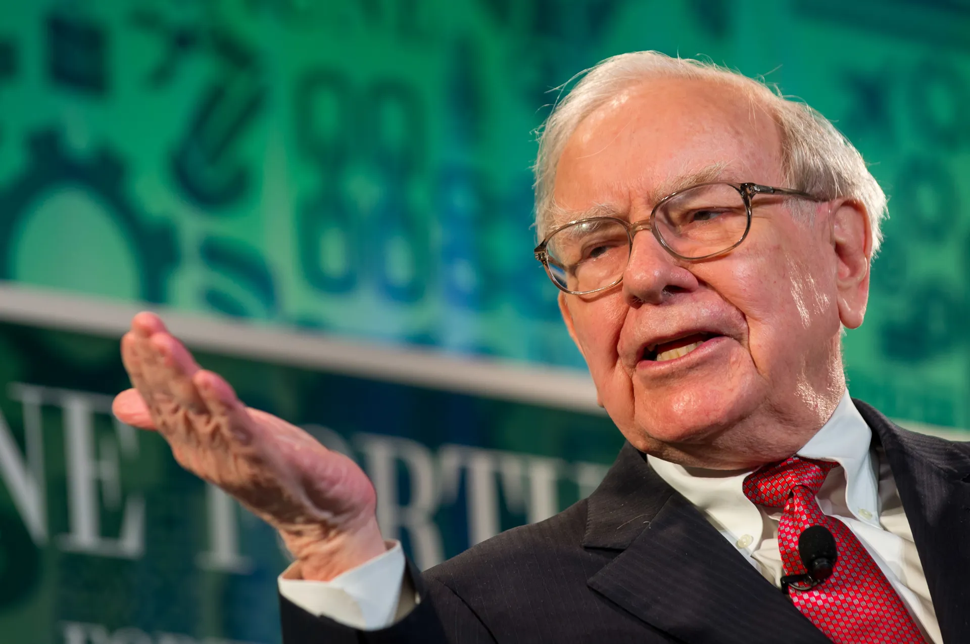 Warren Buffett chỉ ra 5 cạm bẫy chi tiêu khiến bạn khó giàu Warren Buffett chỉ ra 5 cạm bẫy chi tiêu khiến bạn khó giàu