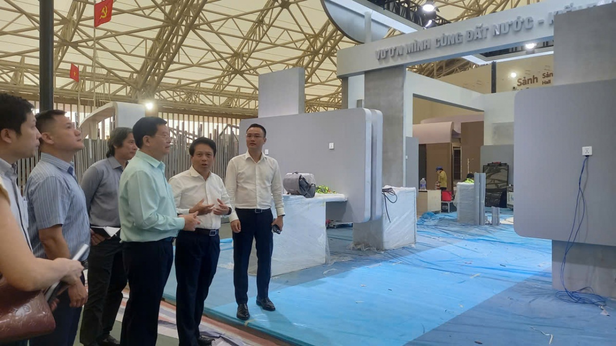Phó Thủ tướng Mai Văn Chính kiểm tra tiến độ thi công các gian hàng tại triển lãm ngày 18/8/2025 Phó Thủ tướng Mai Văn Chính kiểm tra tiến độ thi công các gian hàng tại triển lãm ngày 18/8/2025