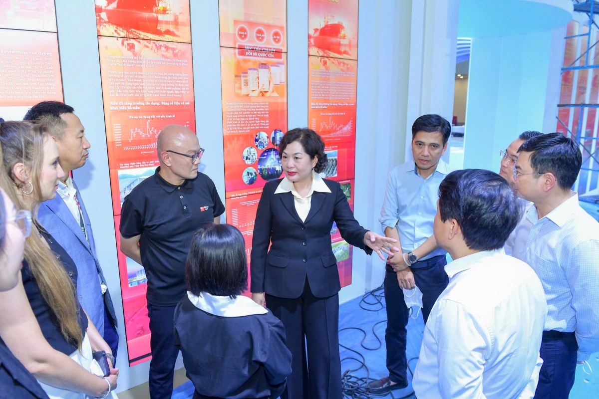 Ngành Ngân hàng Việt Nam - Tự hào quá khứ, vững vàng hiện tại, kiến tạo tương lai Ngành Ngân hàng Việt Nam - Tự hào quá khứ, vững vàng hiện tại, kiến tạo tương lai