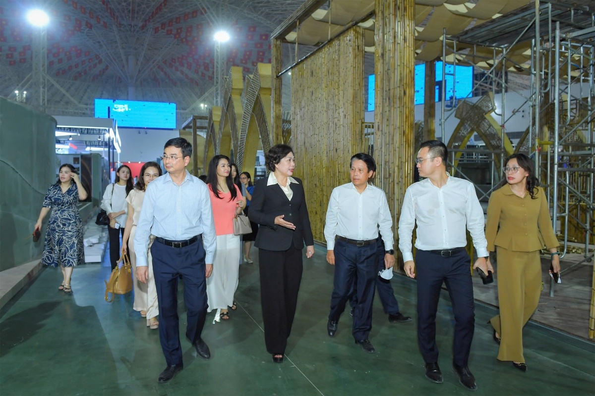 Ngành Ngân hàng Việt Nam - Tự hào quá khứ, vững vàng hiện tại, kiến tạo tương lai Ngành Ngân hàng Việt Nam - Tự hào quá khứ, vững vàng hiện tại, kiến tạo tương lai