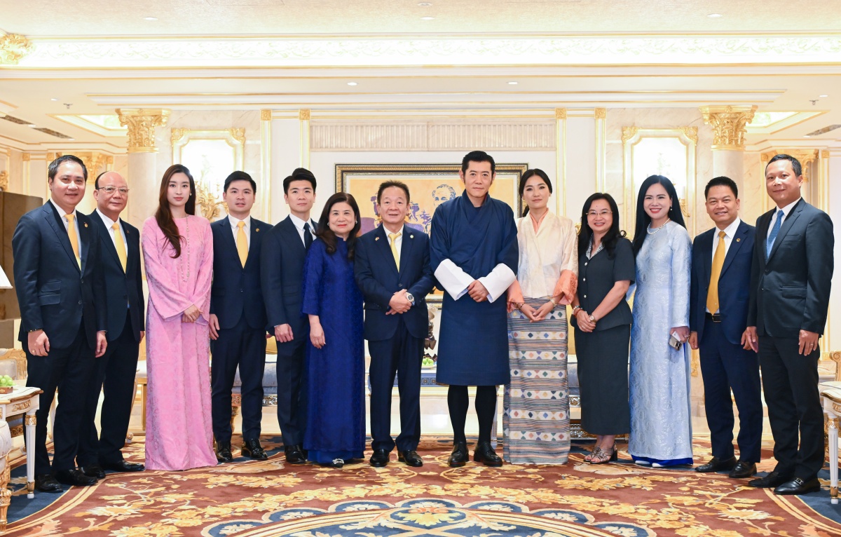 Quốc vương Bhutan cùng Hoàng hậu chụp ảnh lưu niệm cùng lãnh đạo Tập đoàn T&T Group và Ngân hàng SHB Quốc vương Bhutan cùng Hoàng hậu chụp ảnh lưu niệm cùng lãnh đạo Tập đoàn T&T Group và Ngân hàng SHB