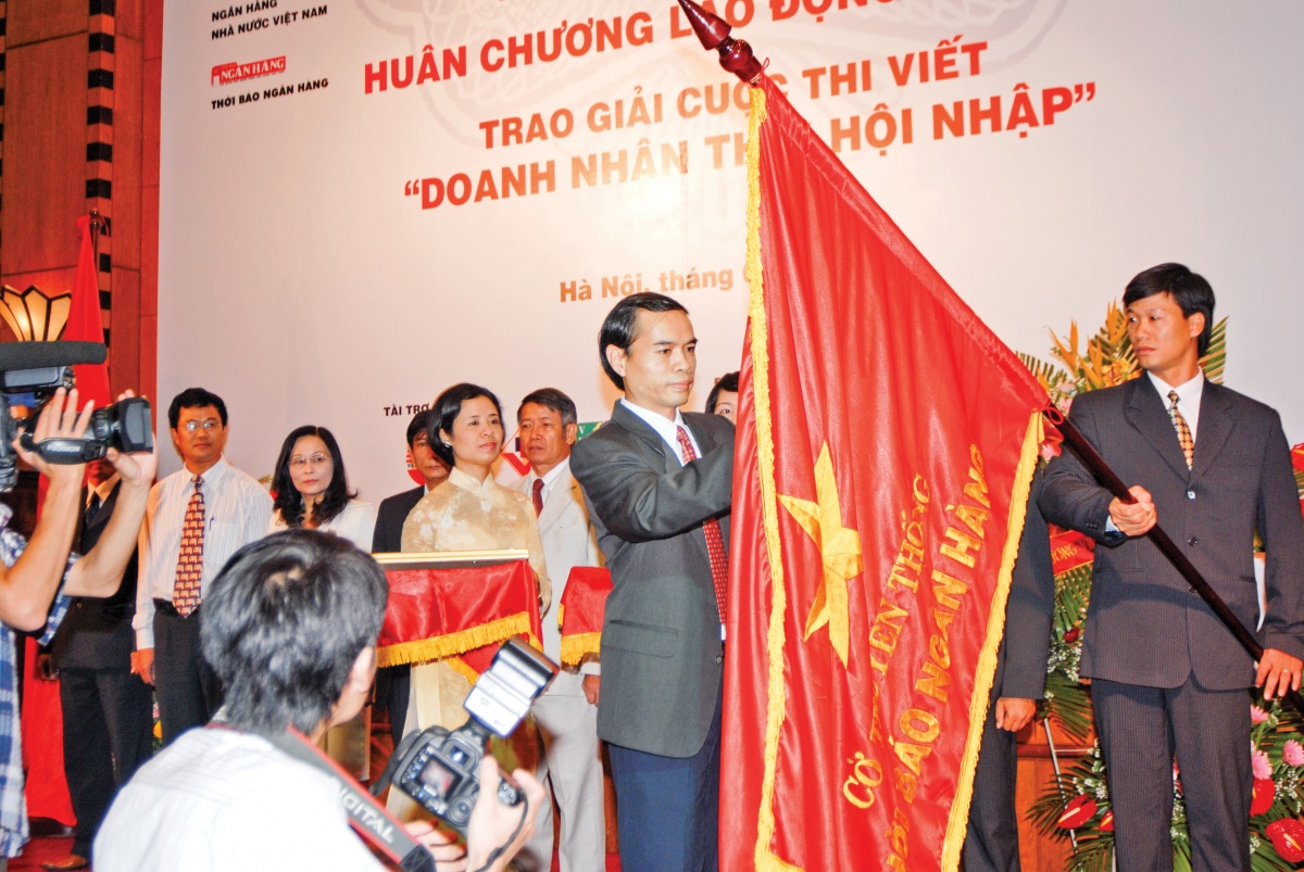 Nguyên Phó Thống đốc NHNN Nguyễn Đồng Tiến thừa ủy quyền của Chủ tịch nước trao Huân chương Lao động Hạng Nhì cho Thời báo Ngân hàng năm 2015 Nguyên Phó Thống đốc NHNN Nguyễn Đồng Tiến thừa ủy quyền của Chủ tịch nước trao Huân chương Lao động Hạng Nhì cho Thời báo Ngân hàng năm 2015
