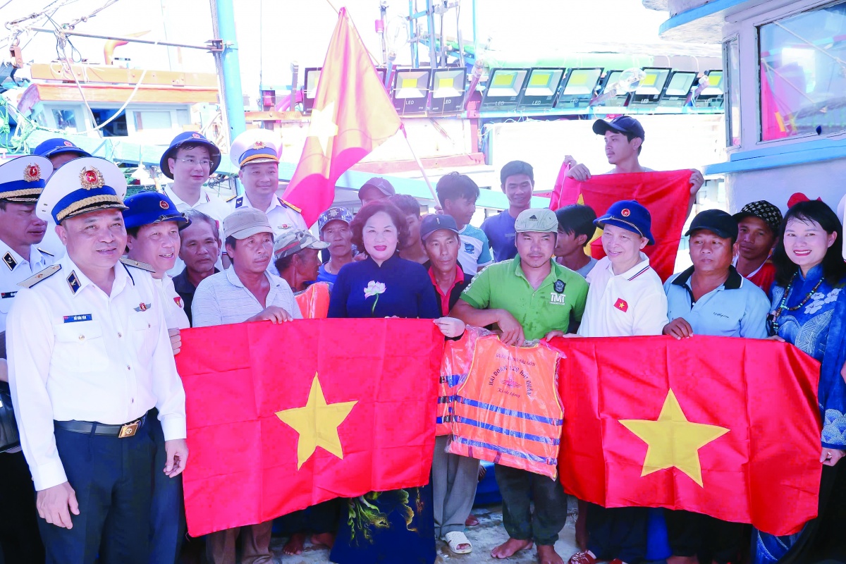 Thống đốc Nguyễn Thị Hồng cùng các Phó Thống đốc NHNN và lãnh đạo các đơn vị ngành Ngân hàng trao cờ Tổ quốc cho ngư dân tại âu tàu đảo Trường Sa Thống đốc Nguyễn Thị Hồng cùng các Phó Thống đốc NHNN và lãnh đạo các đơn vị ngành Ngân hàng trao cờ Tổ quốc cho ngư dân tại âu tàu đảo Trường Sa