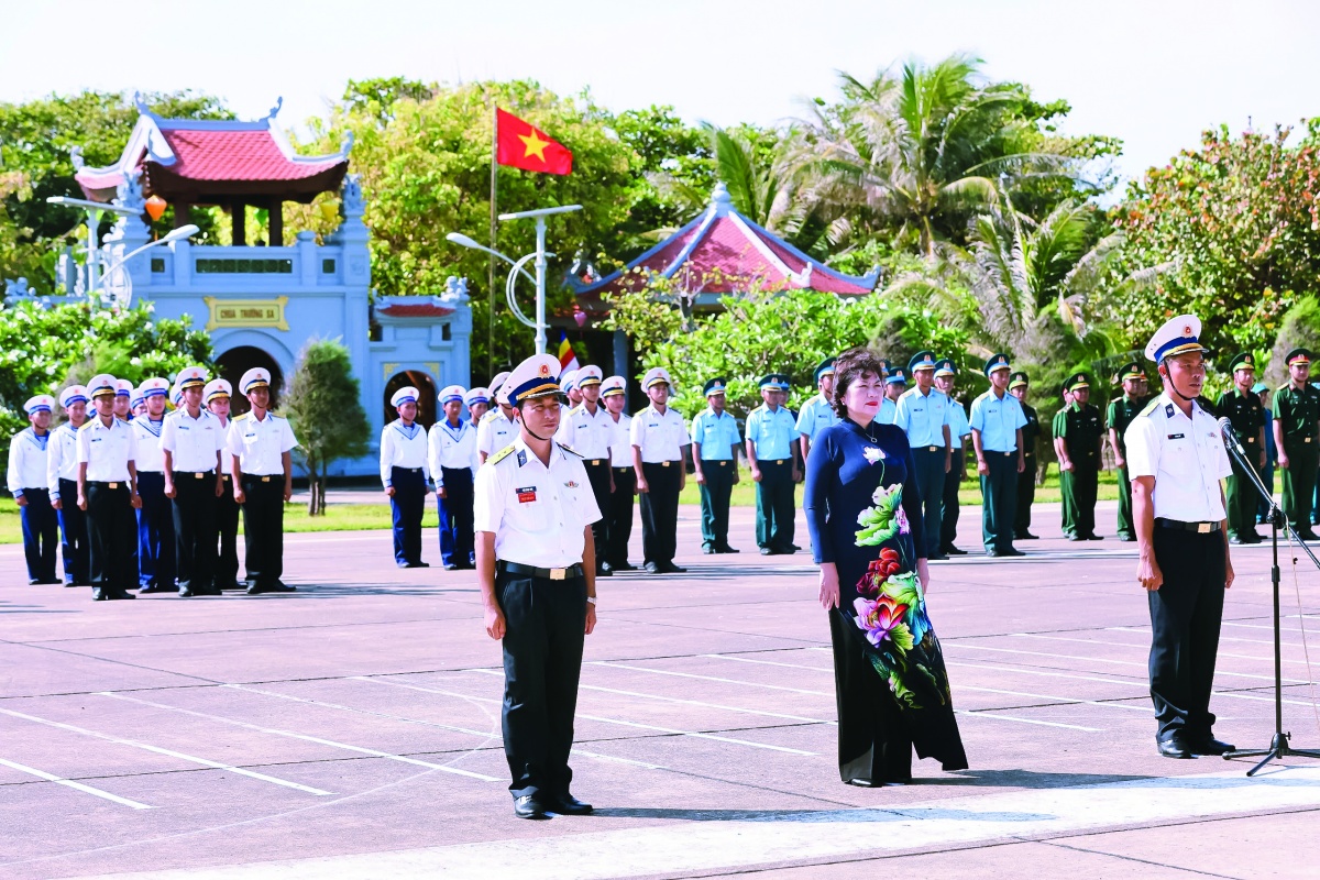 Thống đốc NHNN Nguyễn Thị Hồng tại Lễ chào cờ trên đảo Trường Sa Thống đốc NHNN Nguyễn Thị Hồng tại Lễ chào cờ trên đảo Trường Sa