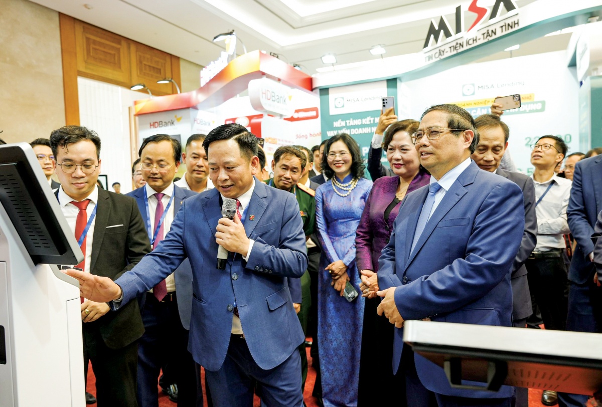Thủ tướng Phạm Minh Chính tham quan gian hàng của Agribank tại sự kiện Chuyển đổi số ngành Ngân hàng năm 2025 Thủ tướng Phạm Minh Chính tham quan gian hàng của Agribank tại sự kiện Chuyển đổi số ngành Ngân hàng năm 2025