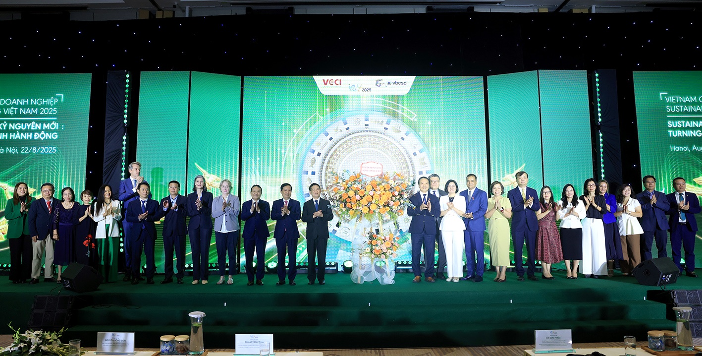 Phó Thủ tướng Hồ Đức Phớc trao tặng lẵng hoa chúc mừng kỷ niệm 15 năm thành lập và hoạt động của VBCSD - Ảnh Trần Mạnh Phó Thủ tướng Hồ Đức Phớc trao tặng lẵng hoa chúc mừng kỷ niệm 15 năm thành lập và hoạt động của VBCSD - Ảnh Trần Mạnh