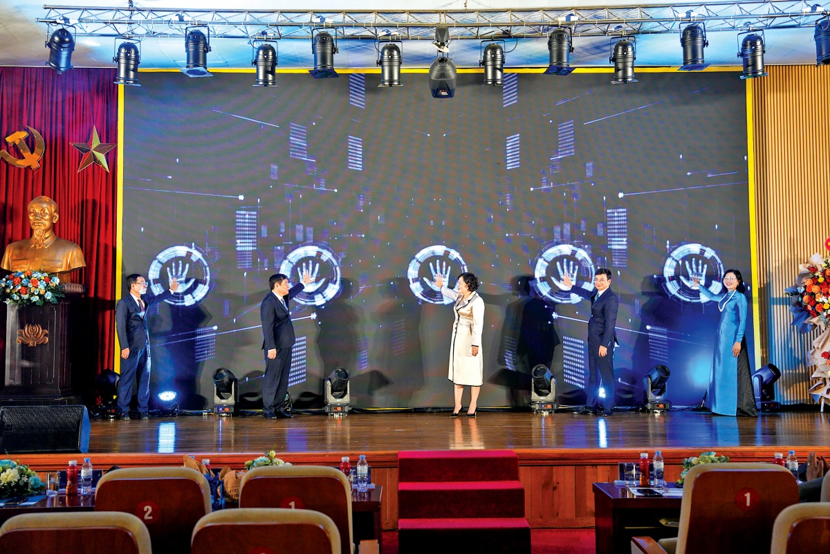 Thống đốc NHNN Nguyễn Thị Hồng, Phó Thống đốc NHNN Phạm Thanh Hà cùng các đại biểu nhấn nút ra mắt các sản phẩm số của Thời báo Ngân hàng