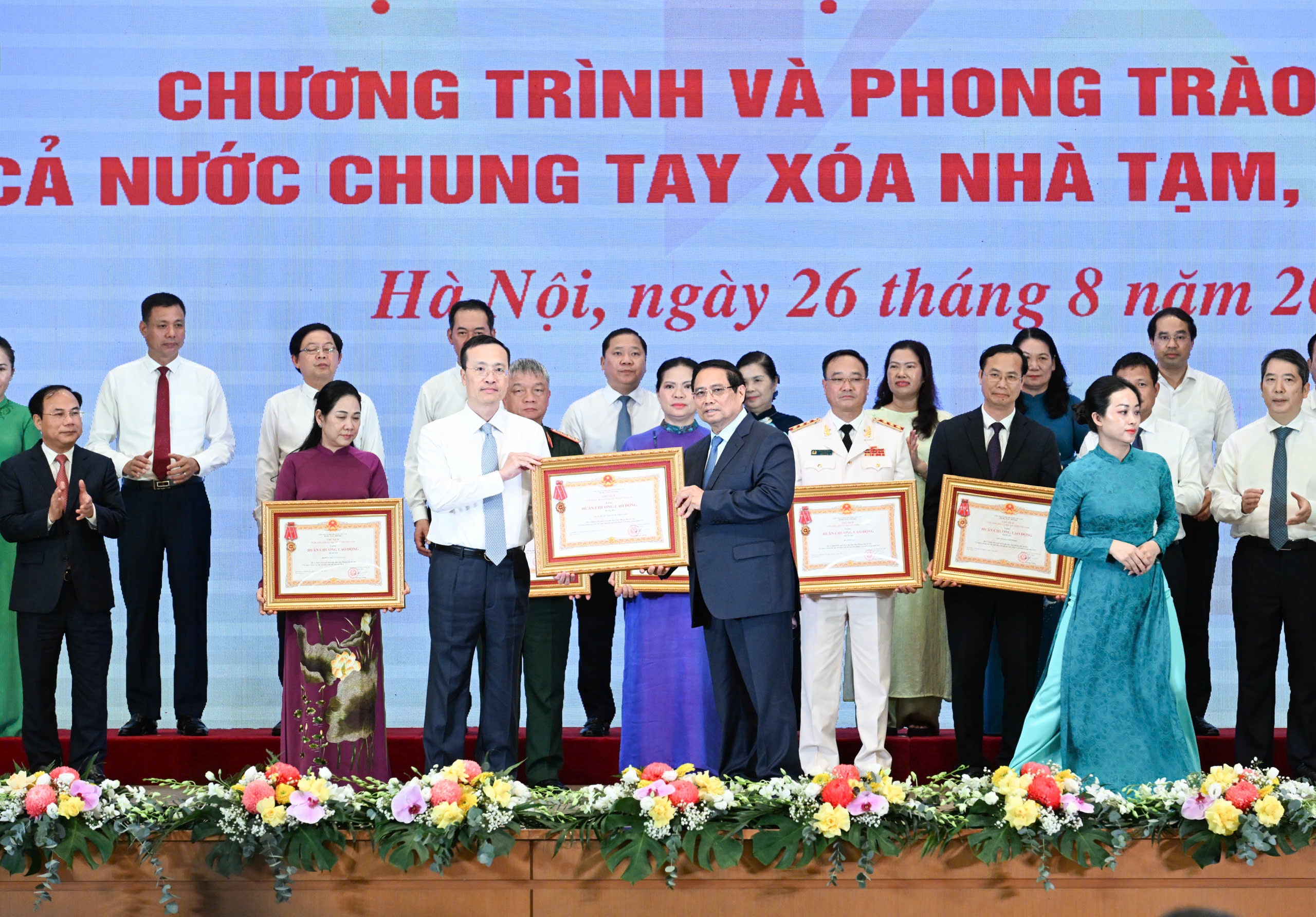 Phó Thống đốc Phạm Quang Dũng, đại diện lãnh đạo NHNN, nhận Huân chương lao động hạng III vì đã có thành tích xuất sắc trong phong trào thi đua chung tay xóa nhà tạm, nhà dột nát trên cả nước năm 2025