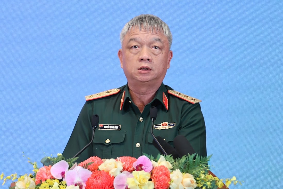 Thượng tướng Nguyễn Quang Ngọc, Thứ trưởng Bộ Quốc phòng chia sẻ về kết quả, kinh nghiệm của lực lượng quân đội trong triển khai phong trào thi đua xóa nhà tạm, nhà dột nát - Ảnh: VGP/Nhật Bắc