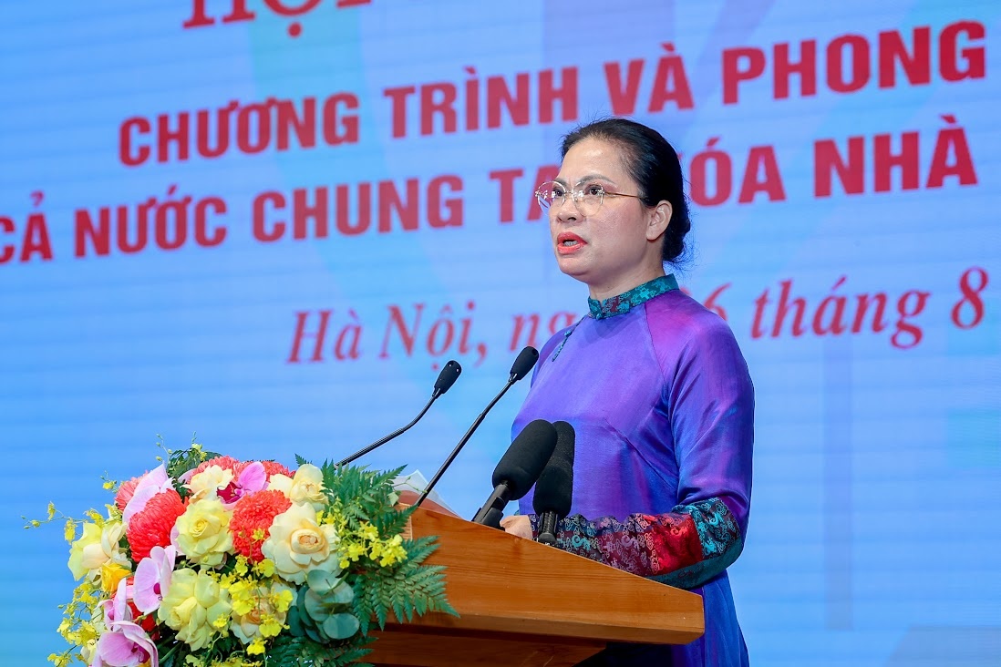 Bà Hà Thị Nga, Phó Chủ tịch Ủy ban Trung ương MTTQ Việt Nam, Báo cáo một số kết quả điển hình của hệ thống Mặt trận Tổ quốc và các tổ chức thành viên trong công tác xóa nhà tạm - Ảnh: VGP/Nhật Bắc