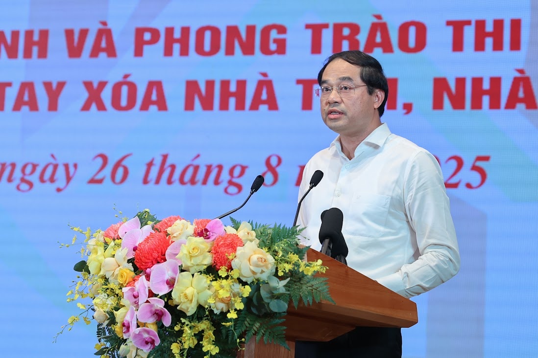 Bí thư Tỉnh ủy Lào Cai Trịnh Xuân Trường chia sẻ về ý nghĩa, kết quả thực hiện Chương trình xóa nhà tạm, nhà dột nát trên địa bàn - Ảnh: VGP/Nhật Bắc