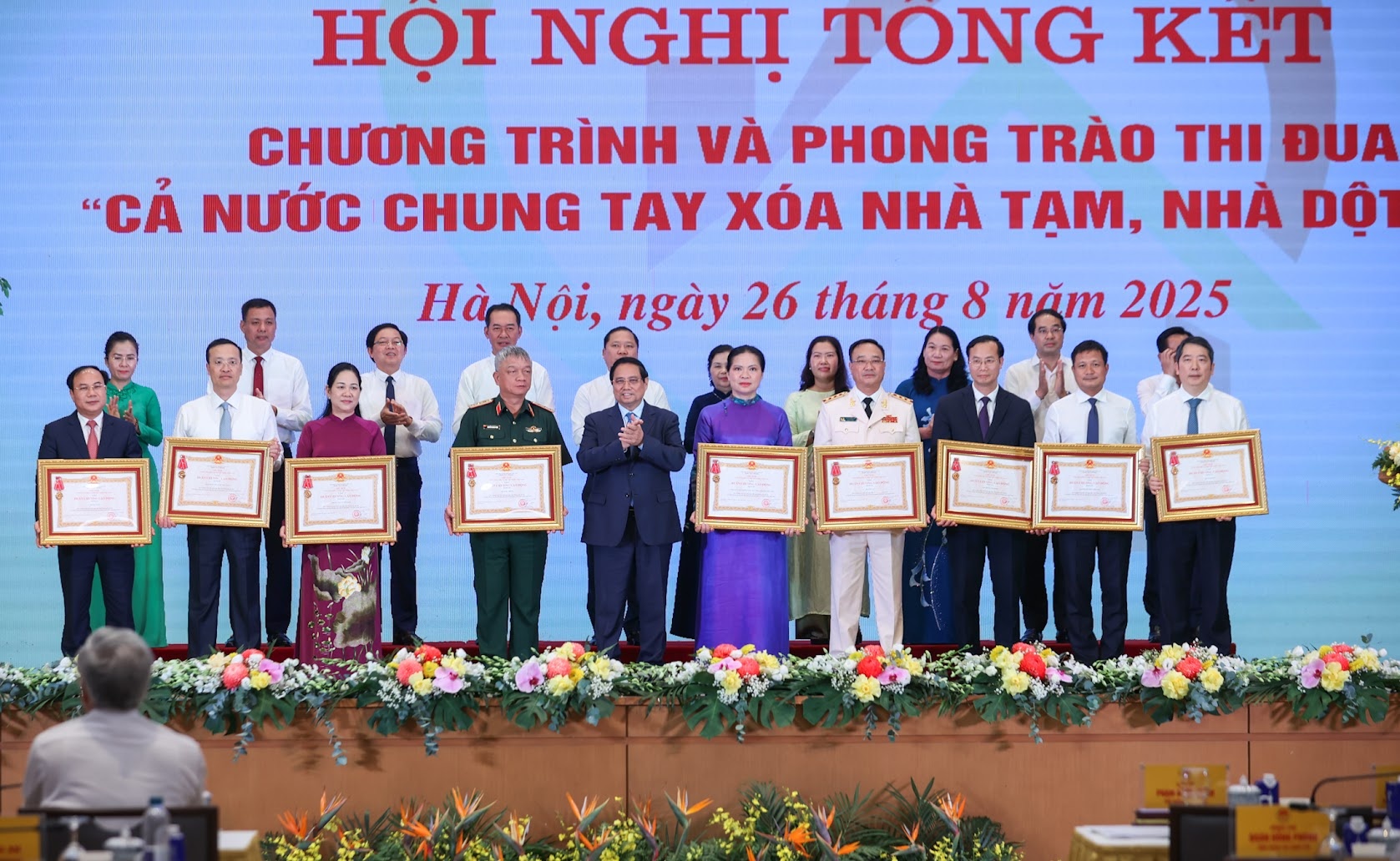 Thủ tướng trao tặng Huân chương Lao động hạng Ba cho 19 tập thể có thành tích xuất sắc thực hiện Chương trình và phong trào thi đua “Cả nước chung tay xóa nhà tạm, nhà dột nát trong năm 2025 - Ảnh: VGP/Nhật Bắc Thủ tướng trao tặng Huân chương Lao động hạng Ba cho 19 tập thể có thành tích xuất sắc thực hiện Chương trình và phong trào thi đua “Cả nước chung tay xóa nhà tạm, nhà dột nát trong năm 2025 - Ảnh: VGP/Nhật Bắc