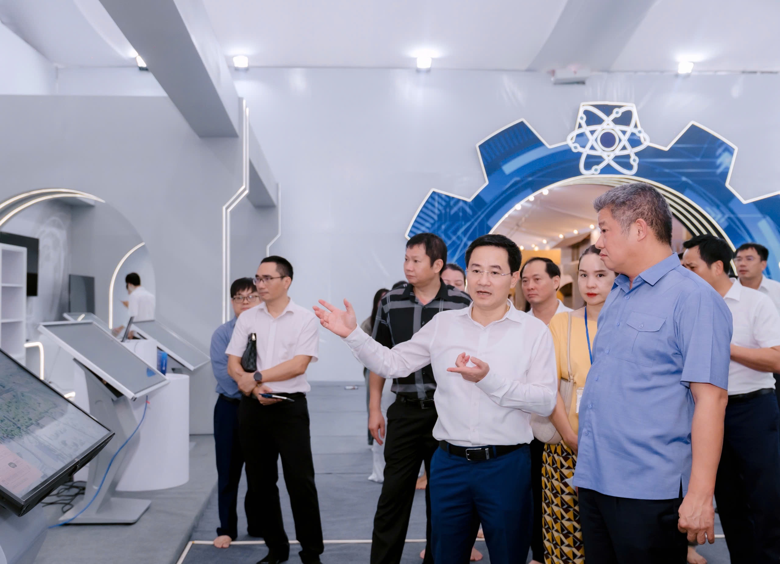 Phó Chủ tịch UBND thành phố Hà Nội Nguyễn Mạnh Quyền Phó Chủ tịch UBND thành phố Hà Nội Nguyễn Mạnh Quyền