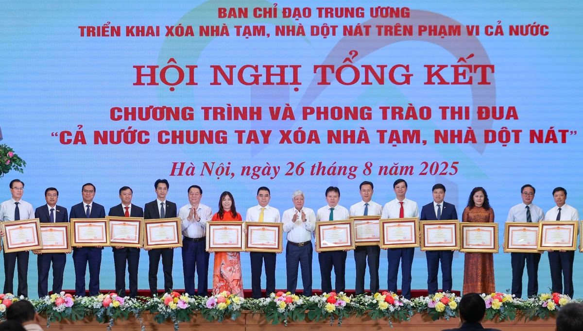 Agribank nhận Bằng khen của Thủ tướng vì đóng góp xóa nhà tạm, dột nát Agribank nhận Bằng khen của Thủ tướng vì đóng góp xóa nhà tạm, dột nát