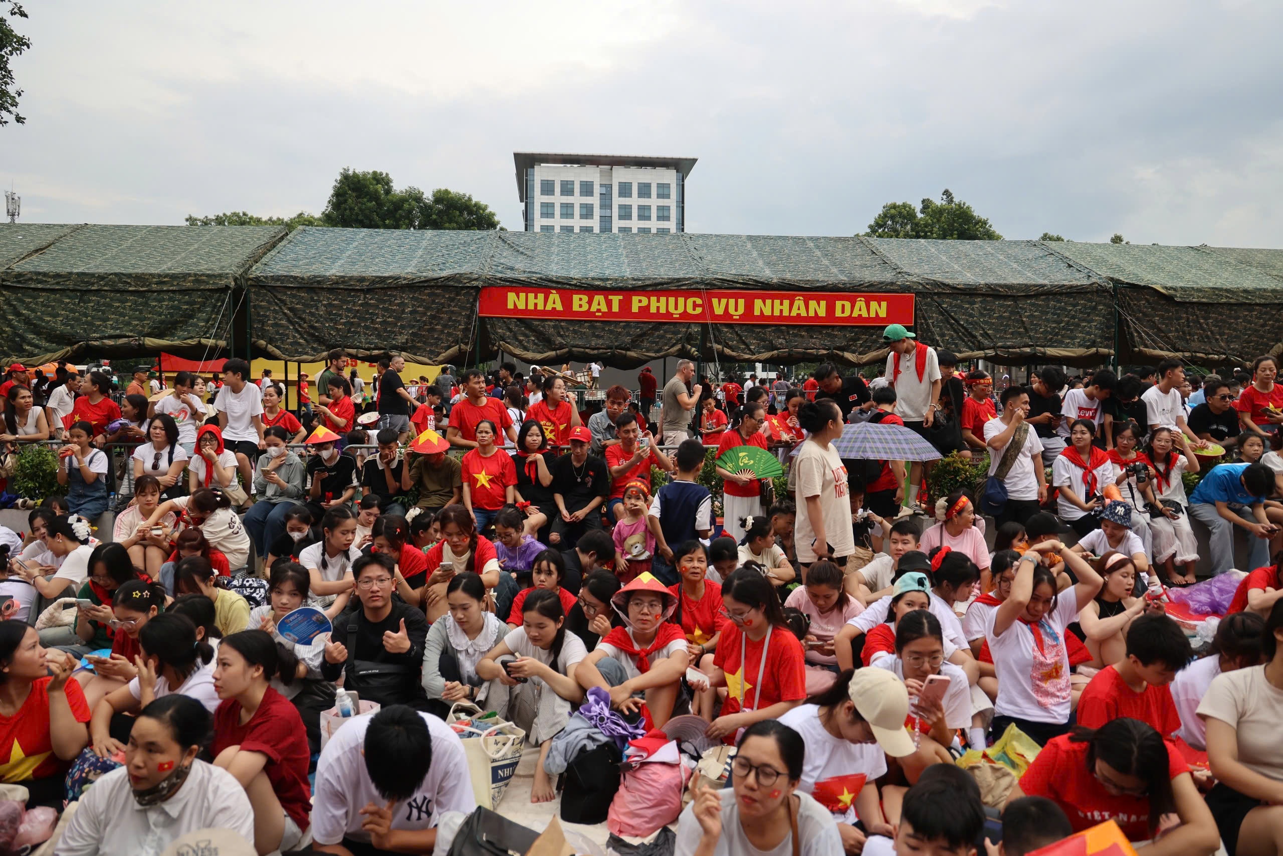 Hà Nội triển khai lắp dựng nhà bạt dã chiến phục vụ Nhân dân tại Lễ diễu binh, diễu hành A80