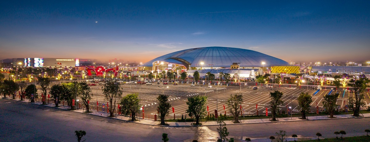 Khuôn viên tổ hợp triển lãm 900.000m2 lên đèn lung linh vào buổi hoàng hôn