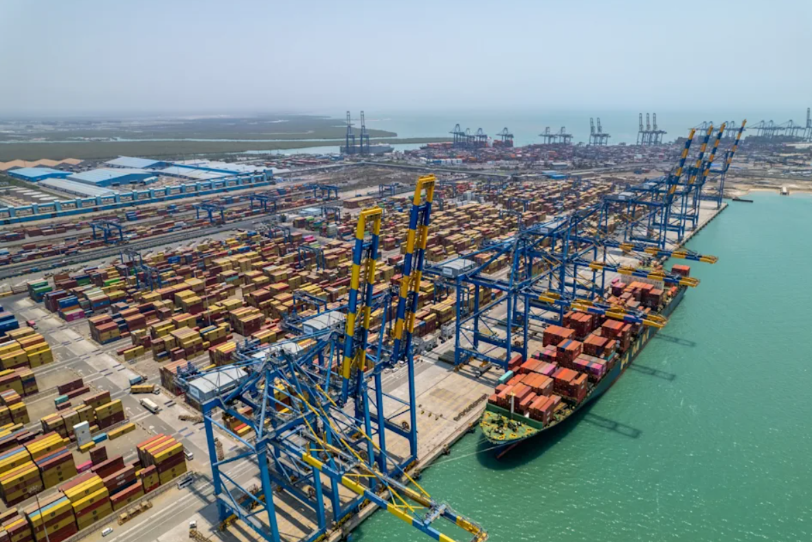 Một tàu container tại Mundra, Gujarat, Ấn Độ