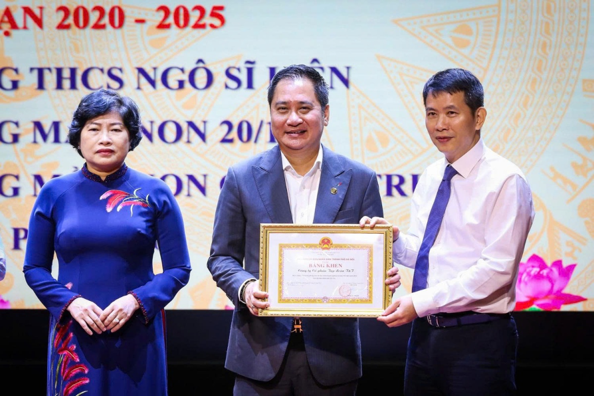 Ông Mai Xuân Sơn, Tổng Giám đốc T&T Group thay mặt Tập đoàn nhận bằng khen tại sự kiện Ông Mai Xuân Sơn, Tổng Giám đốc T&T Group thay mặt Tập đoàn nhận bằng khen tại sự kiện