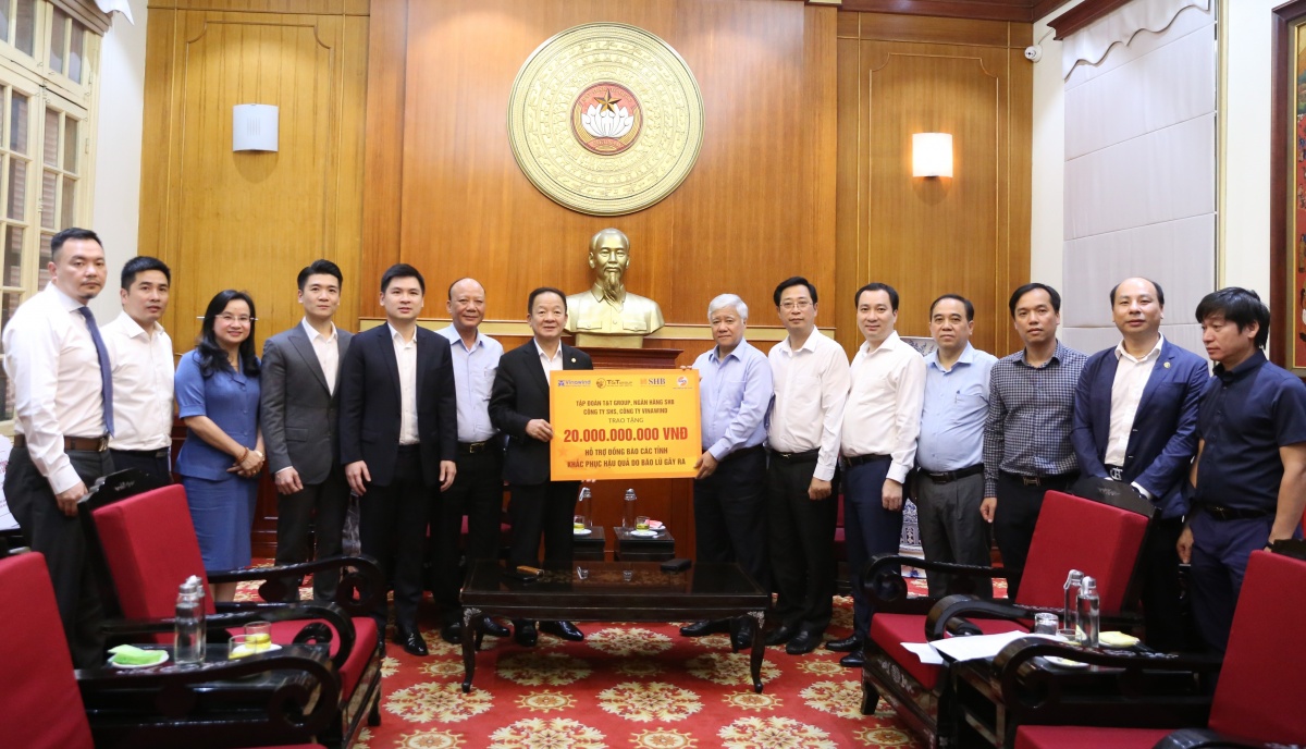Ông Đỗ Quang Hiển, Nhà sáng lập, Chủ tịch Điều hành Tập đoàn T&T, Chủ tịch HĐQT Ngân hàng SHB trao ủng hộ 20 tỷ đồng cho Ủy ban Trung ương MTTQ Việt Nam nhằm hỗ trợ các địa phương khắc phục thiệt hại sau bão số 3 năm 2024. Ông Đỗ Quang Hiển, Nhà sáng lập, Chủ tịch Điều hành Tập đoàn T&T, Chủ tịch HĐQT Ngân hàng SHB trao ủng hộ 20 tỷ đồng cho Ủy ban Trung ương MTTQ Việt Nam nhằm hỗ trợ các địa phương khắc phục thiệt hại sau bão số 3 năm 2024.