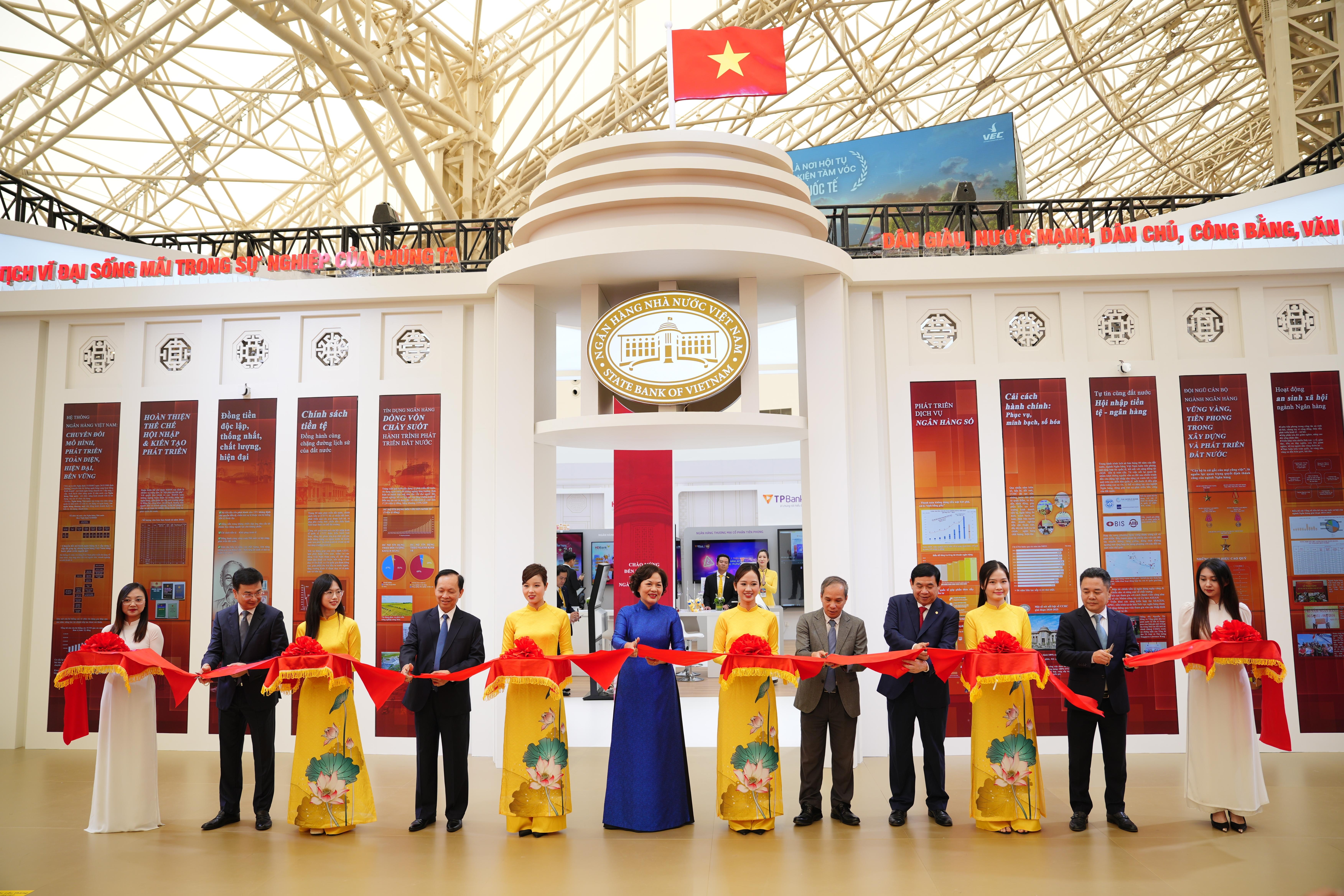 Khai mạc gian không gian triển lãm “Ngành Ngân hàng Việt Nam - Tự hào quá khứ, vững vàng hiện tại, kiến tạo tương lai” Khai mạc gian không gian triển lãm “Ngành Ngân hàng Việt Nam - Tự hào quá khứ, vững vàng hiện tại, kiến tạo tương lai”