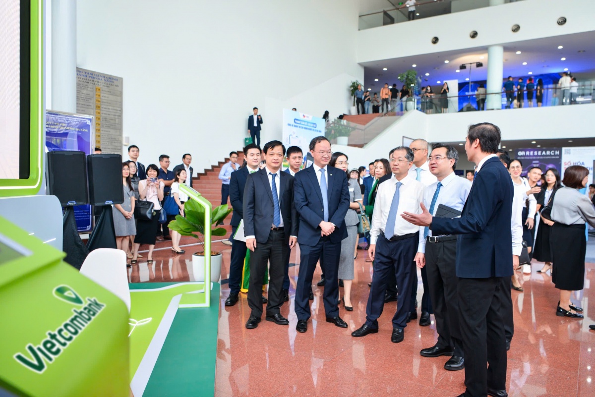 Ông Lê Quang Vinh - Tổng Giám đốc Vietcombank (hàng đầu tiên, thứ 2 từ trái sang) cùng ông Nguyễn Thanh Nghị - UV BCH TW Đảng, Trưởng Ban Chính sách, chiến lược Trung ương (thứ 2 từ phải sang), ông Nguyễn Văn Quảng - UV BCH TW Đảng, Bí thư Thành ủy Đà Nẵng (thứ 3 từ phải sang) và đoàn đại biểu Ban Chính sách, chiến lược Trung ương thăm không gian triển lãm của Vietcombank