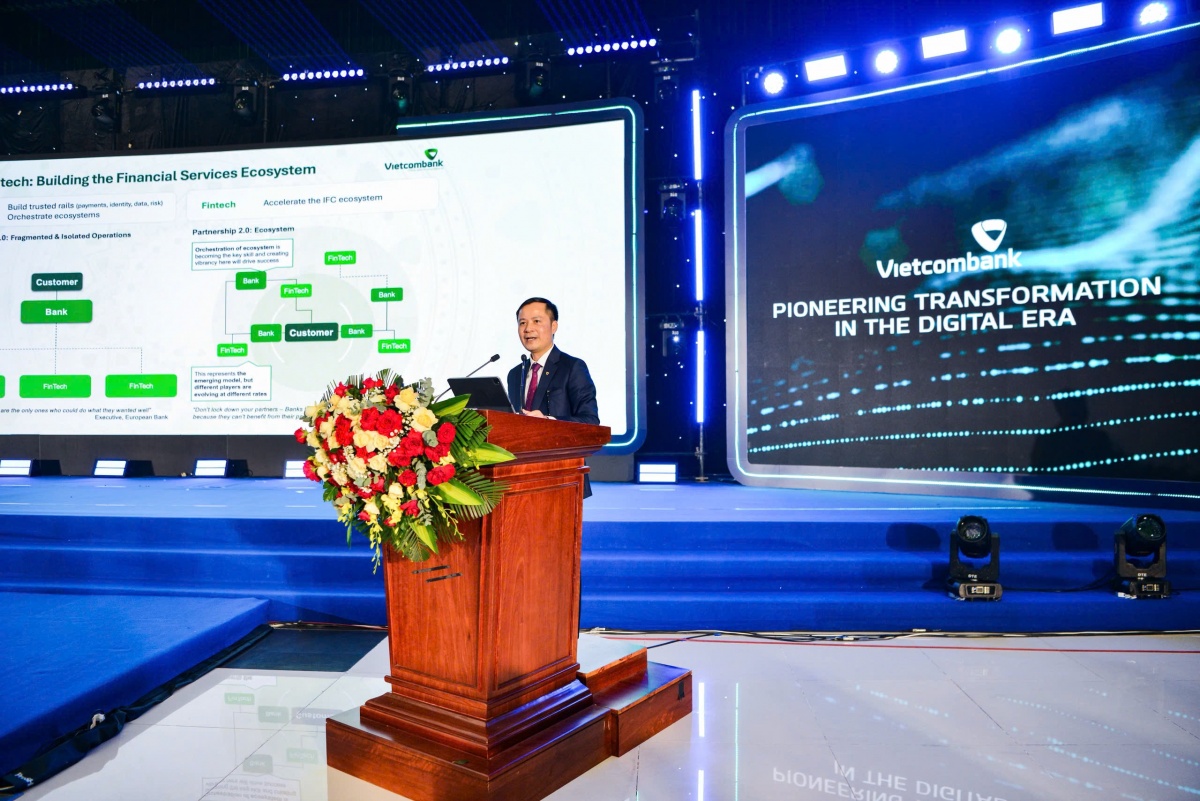 Ông Lê Hoàng Tùng - Phó TGĐ Vietcombank trình bày tham luận tại sự kiện