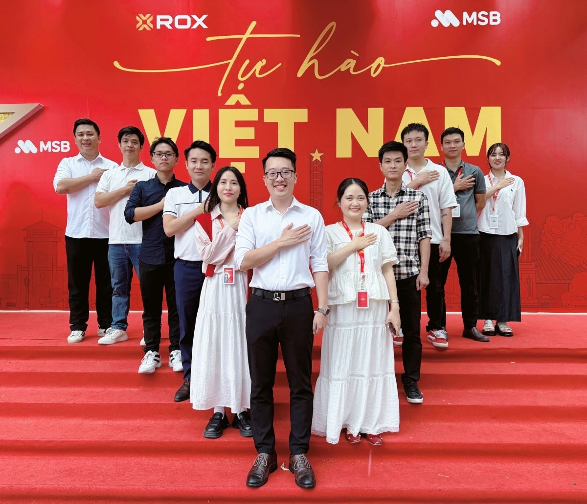 “Bức tường yêu nước” đã trở thành không gian để nhân viên văn phòng, người đi xem tổng hợp luyện, người dân quanh khu vực… lưu lại kỷ niệm đẹp và thể hiện lòng tự hào dân tộc