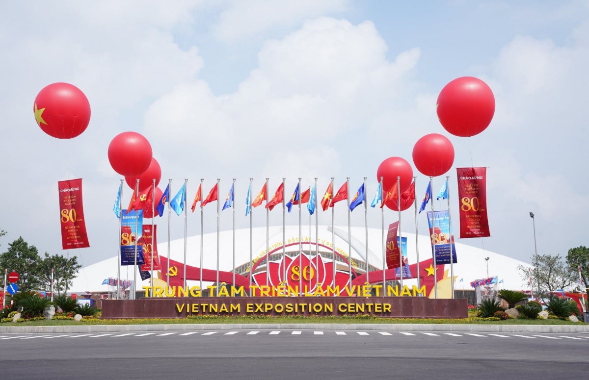 Trung tâm Triển lãm Việt Nam có tổng diện tích triển lãm trong nhà và ngoài trời lên tới 330.000m2 Trung tâm Triển lãm Việt Nam có tổng diện tích triển lãm trong nhà và ngoài trời lên tới 330.000m2