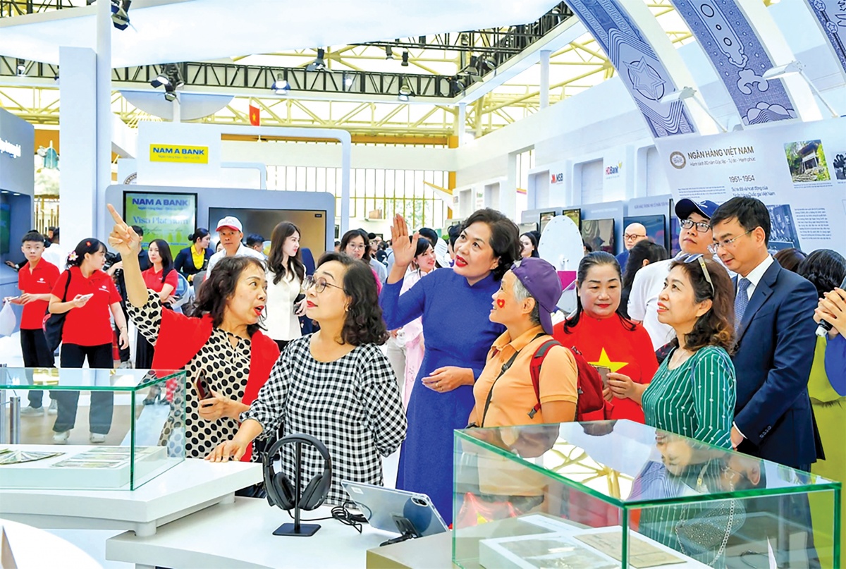 Thống đốc NHNN Nguyễn Thị Hồng giới thiệu đến khách tham quan gian trưng bày về đồng tiền Việt Nam qua các thời kỳ