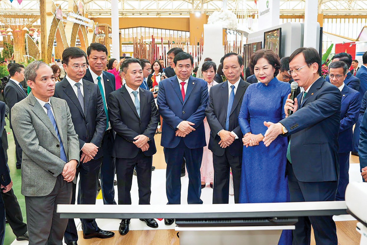 Ban lãnh đạo NHNN tham quan gian trưng bày của BIDV
