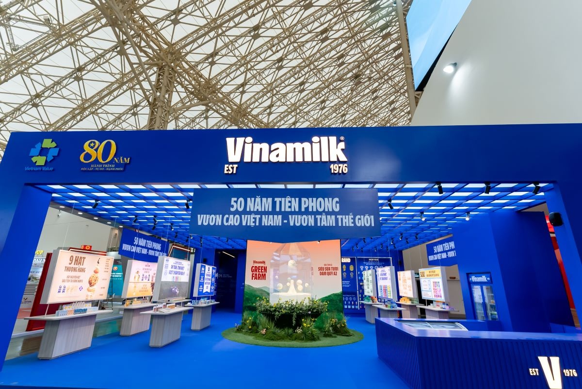 Với sắc xanh rực rỡ và thiết kế hiện đại, gian hàng Vinamilk nổi bật ngay cổng vào không gian “Khởi nghiệp kiến quốc” - nơi tôn vinh vai trò của kinh tế tư nhân theo tinh thần Nghị quyết 68 của Bộ Chính trị về phát triển kinh tế tư nhân (Ảnh: Duy Cường)