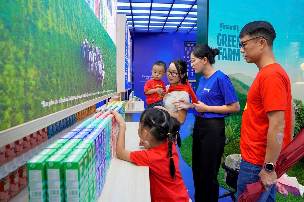 Các bạn trẻ đặc biệt yêu thích không gian trưng bày và trải nghiệm của Vinamilk. (Ảnh: Tịnh Không) Các bạn trẻ đặc biệt yêu thích không gian trưng bày và trải nghiệm của Vinamilk. (Ảnh: Tịnh Không)