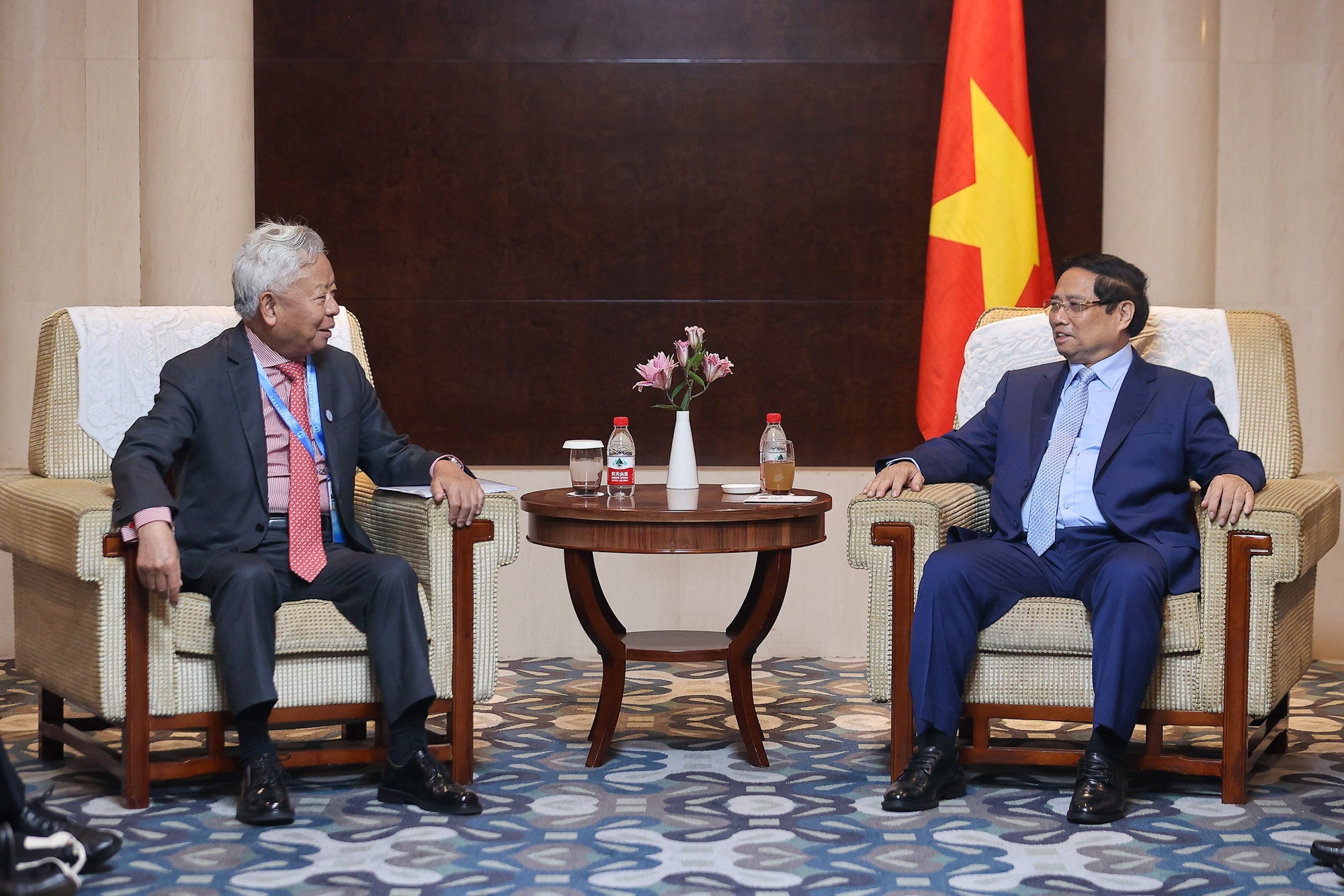 Thủ tướng đề nghị AIIB tiếp tục tài trợ trực tiếp cho các dự án hạ tầng trọng điểm và tạo điều kiện thuận lợi cho cả doanh nghiệp Nhà nước và doanh nghiệp tư nhân Việt Nam được vay vốn ưu đãi về lãi suất, thời gian ân hạn... - Ảnh: VGP/Nhật Bắc Thủ tướng đề nghị AIIB tiếp tục tài trợ trực tiếp cho các dự án hạ tầng trọng điểm và tạo điều kiện thuận lợi cho cả doanh nghiệp Nhà nước và doanh nghiệp tư nhân Việt Nam được vay vốn ưu đãi về lãi suất, thời gian ân hạn... - Ảnh: VGP/Nhật Bắc