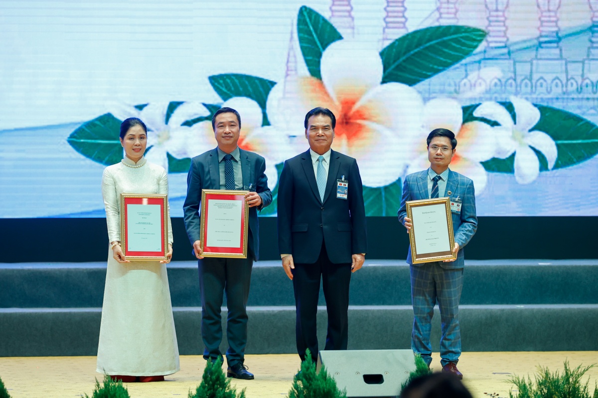 Lãnh đạo Bộ Kế hoạch và Đầu tư Lào trao hợp đồng tô nhượng dự án điện gió Savan 1 cho ông Nguyễn Thái Hà, Tổng Giám đốc Công ty TNHH MTV Điện gió Savan 1 (thứ hai từ trái sang). (Ảnh Nhật Bắc/VGP) Lãnh đạo Bộ Kế hoạch và Đầu tư Lào trao hợp đồng tô nhượng dự án điện gió Savan 1 cho ông Nguyễn Thái Hà, Tổng Giám đốc Công ty TNHH MTV Điện gió Savan 1 (thứ hai từ trái sang). (Ảnh Nhật Bắc/VGP)