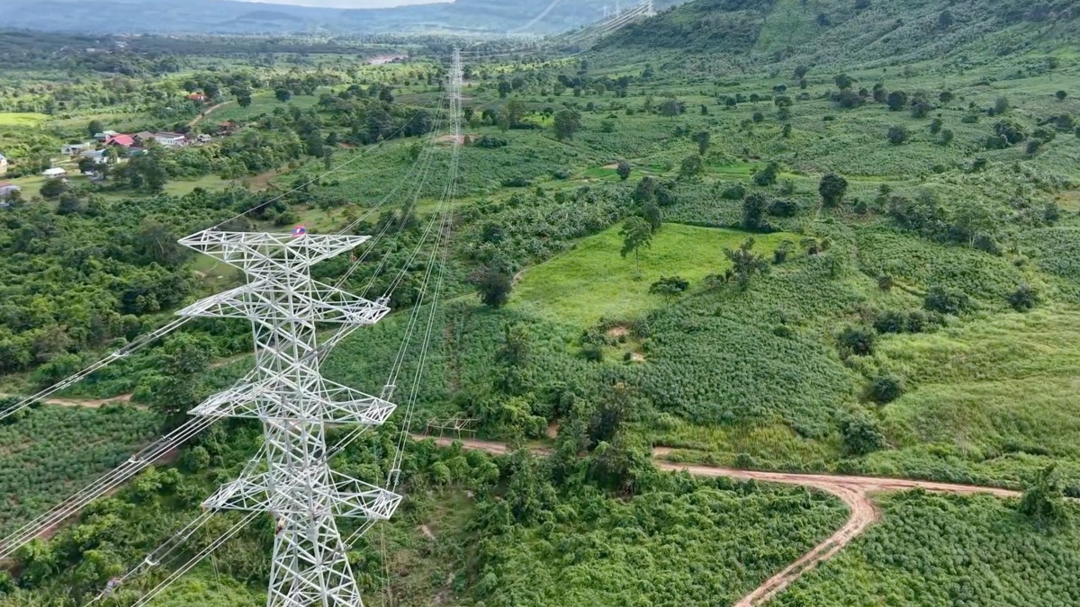 Sau hơn 6 tháng thi công thần tốc, tuyến đường dây truyền tải 220kV từ nhà máy điện gió Savan 1 trên lãnh thổ Lào đã được hoàn thành. Sau hơn 6 tháng thi công thần tốc, tuyến đường dây truyền tải 220kV từ nhà máy điện gió Savan 1 trên lãnh thổ Lào đã được hoàn thành.