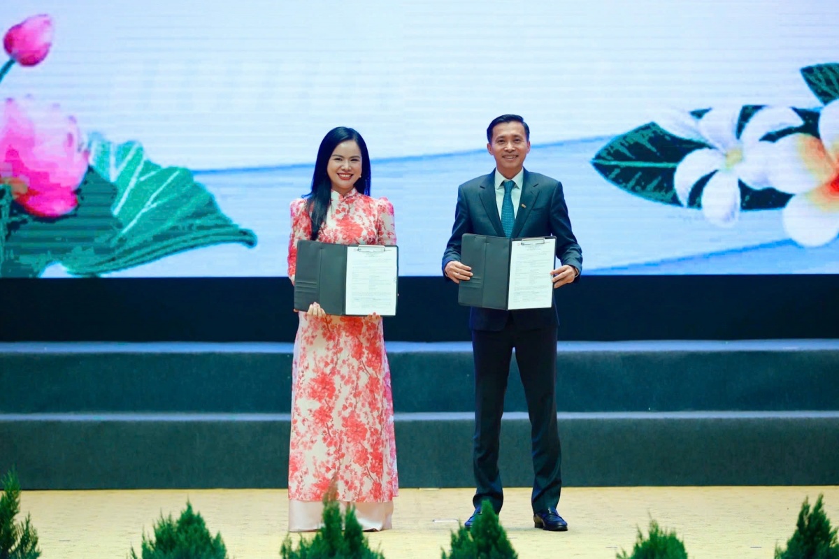 Bà Nguyễn Thị Thanh Bình, Phó Tổng Giám đốc T&T Group (bên trái) khẳng định, việc đầu tư Nhà máy điện gió Savan 1 và liên kết với lưới truyền tải quốc gia có ý nghĩa quan trọng. Bà Nguyễn Thị Thanh Bình, Phó Tổng Giám đốc T&T Group (bên trái) khẳng định, việc đầu tư Nhà máy điện gió Savan 1 và liên kết với lưới truyền tải quốc gia có ý nghĩa quan trọng.