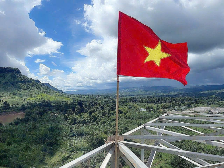 Sau hơn 6 tháng thi công thần tốc, tuyến đường dây truyền tải 220kV từ nhà máy điện gió Savan 1 trên lãnh thổ Lào đã được hoàn thành và sẵn sàng đấu nối vào hệ thống điện quốc gia Việt Nam trong tương lai gần. Sau hơn 6 tháng thi công thần tốc, tuyến đường dây truyền tải 220kV từ nhà máy điện gió Savan 1 trên lãnh thổ Lào đã được hoàn thành và sẵn sàng đấu nối vào hệ thống điện quốc gia Việt Nam trong tương lai gần.