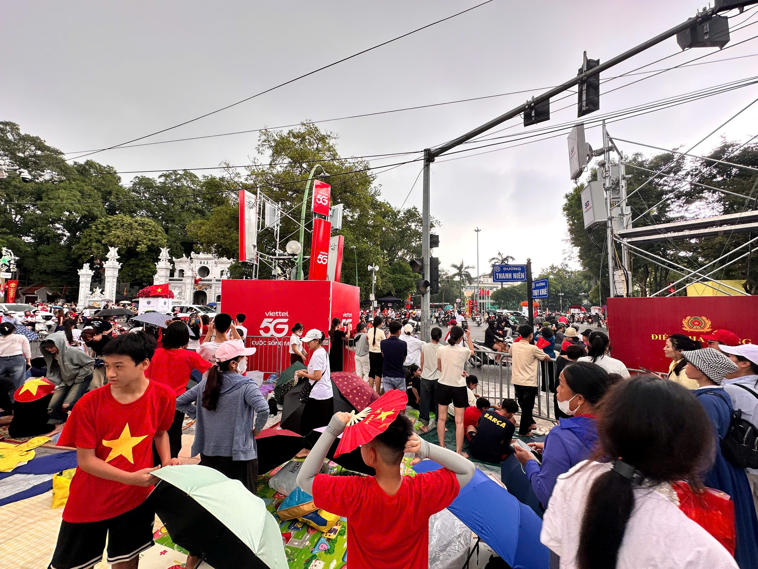 Biển người kiên trì đội mưa chờ Lễ diễu binh, diễu hành A80 Biển người kiên trì đội mưa chờ Lễ diễu binh, diễu hành A80