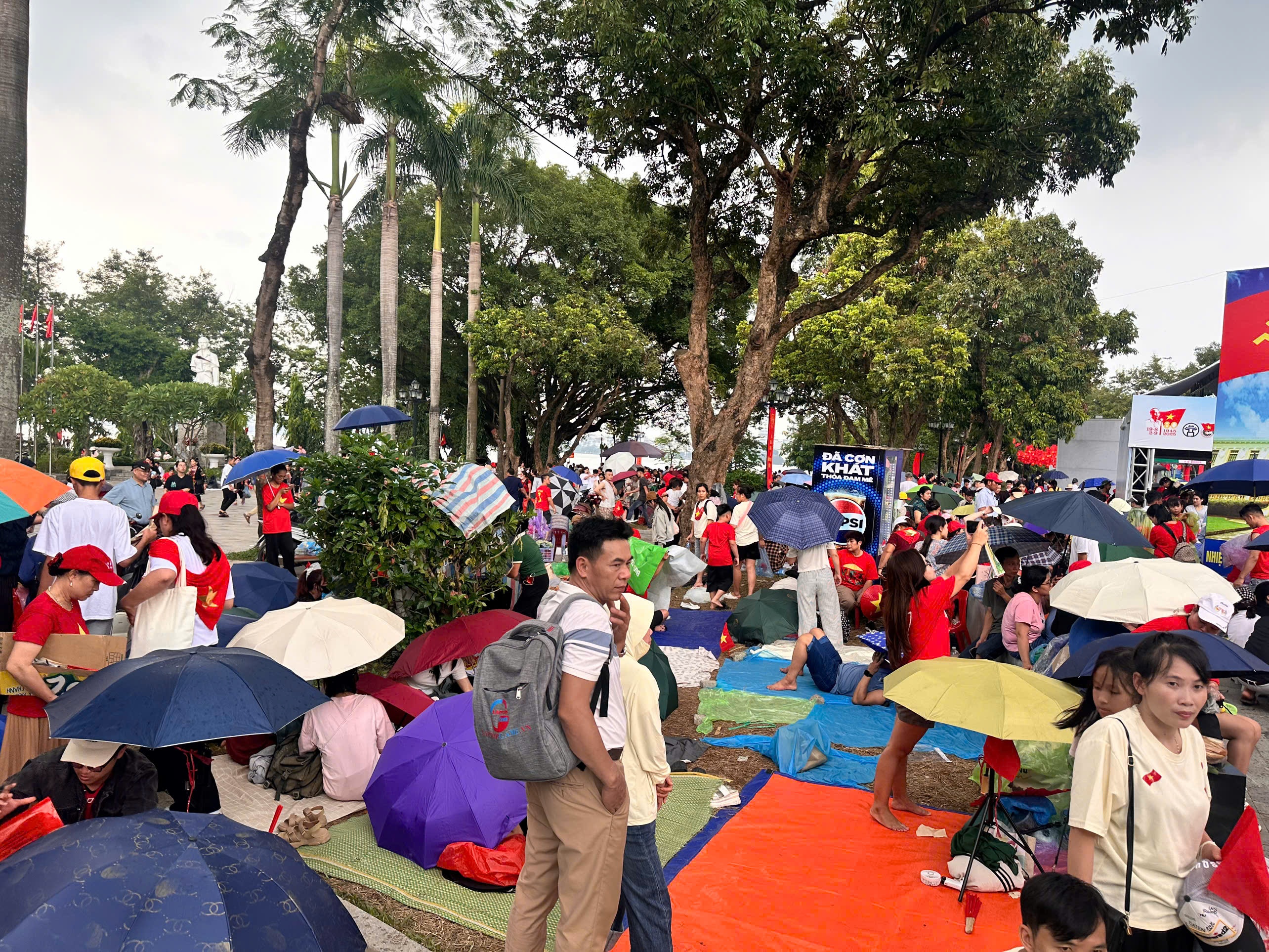 Biển người kiên trì đội mưa chờ Lễ diễu binh, diễu hành A80 Biển người kiên trì đội mưa chờ Lễ diễu binh, diễu hành A80