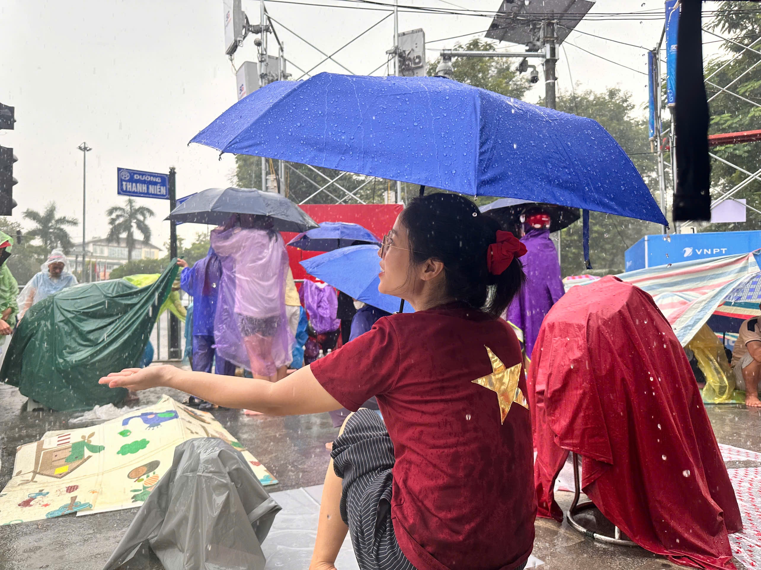 bạn nữ thích thú chơi đùa với hạt mưa bạn nữ thích thú chơi đùa với hạt mưa