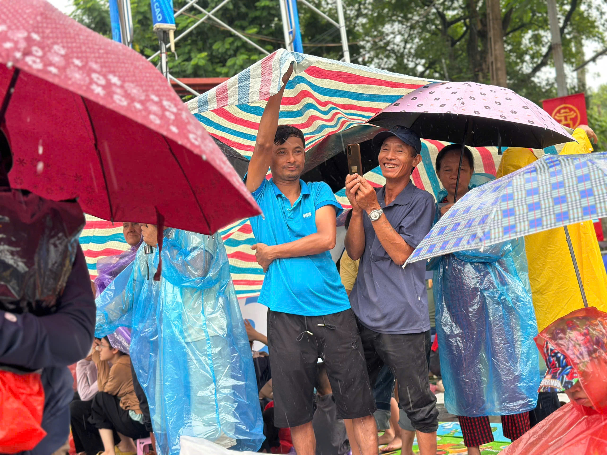 Cơn mưa không làm giảm đi sự háo hức trong ánh mắt và nụ cười Cơn mưa không làm giảm đi sự háo hức trong ánh mắt và nụ cười
