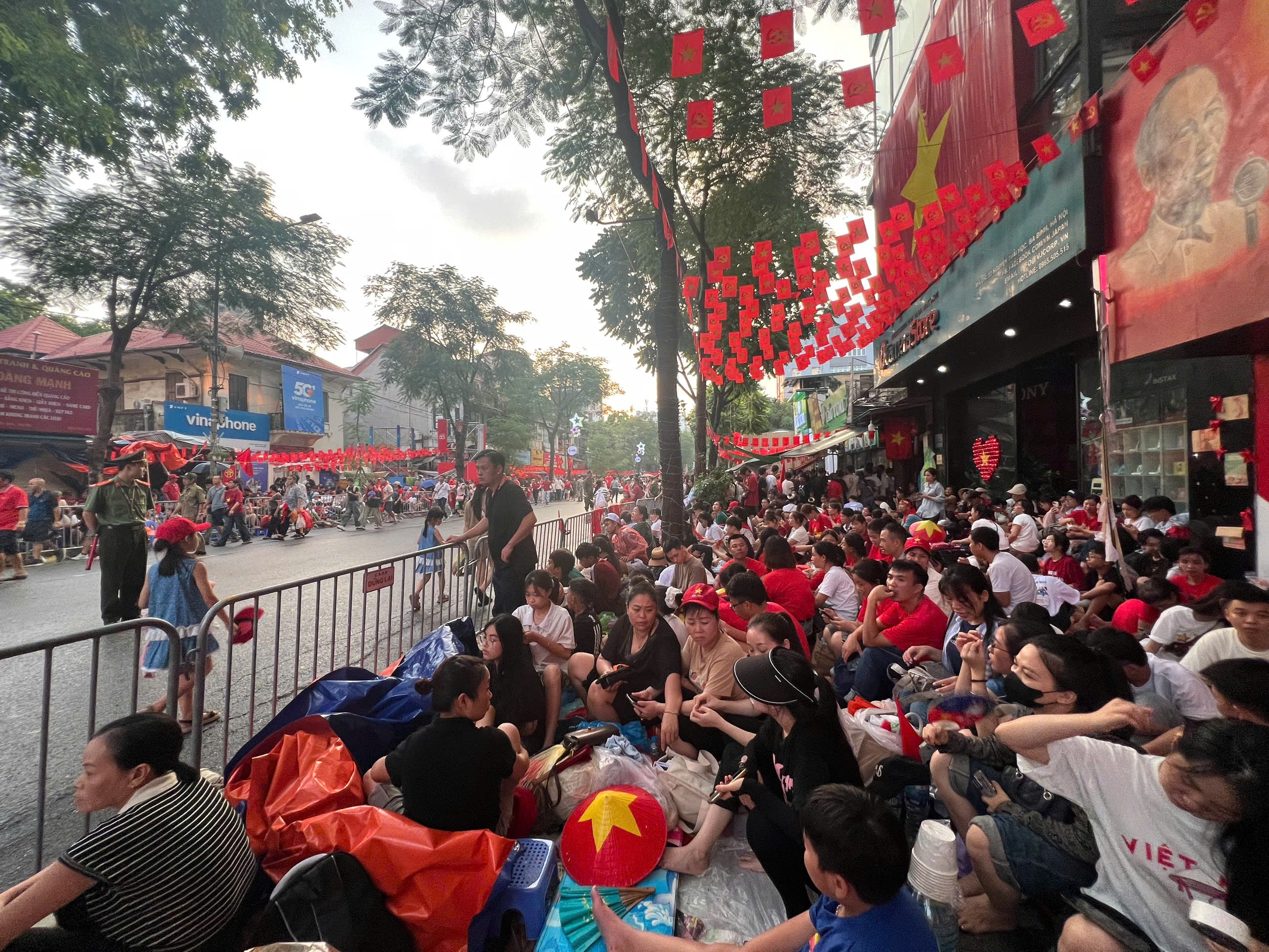 Biển người kiên trì đội mưa chờ Lễ diễu binh, diễu hành A80 Biển người kiên trì đội mưa chờ Lễ diễu binh, diễu hành A80