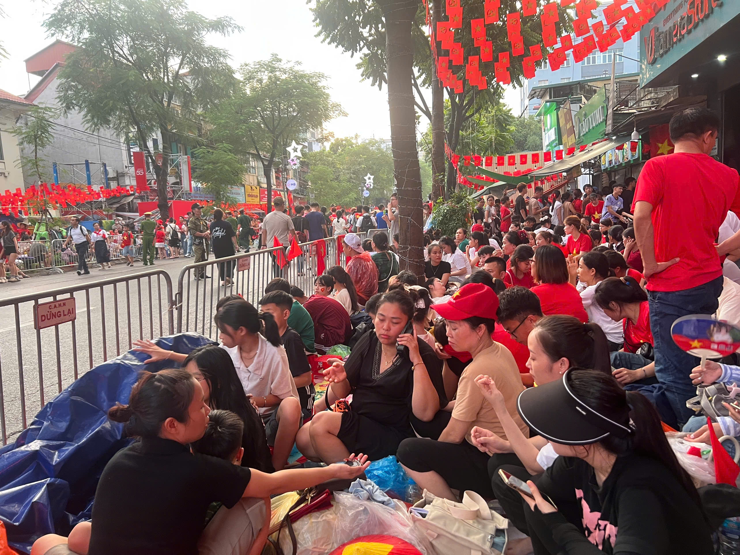 Biển người kiên trì đội mưa chờ Lễ diễu binh, diễu hành A80 Biển người kiên trì đội mưa chờ Lễ diễu binh, diễu hành A80