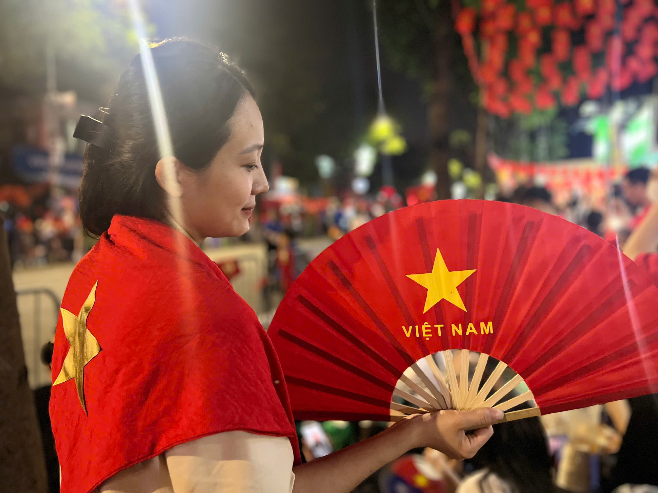 Trang phục cờ đỏ sao vàng trở thành lựa chọn quen thuộc trong ngày lễ lớn, thể hiện niềm tự hào dân tộc Trang phục cờ đỏ sao vàng trở thành lựa chọn quen thuộc trong ngày lễ lớn, thể hiện niềm tự hào dân tộc