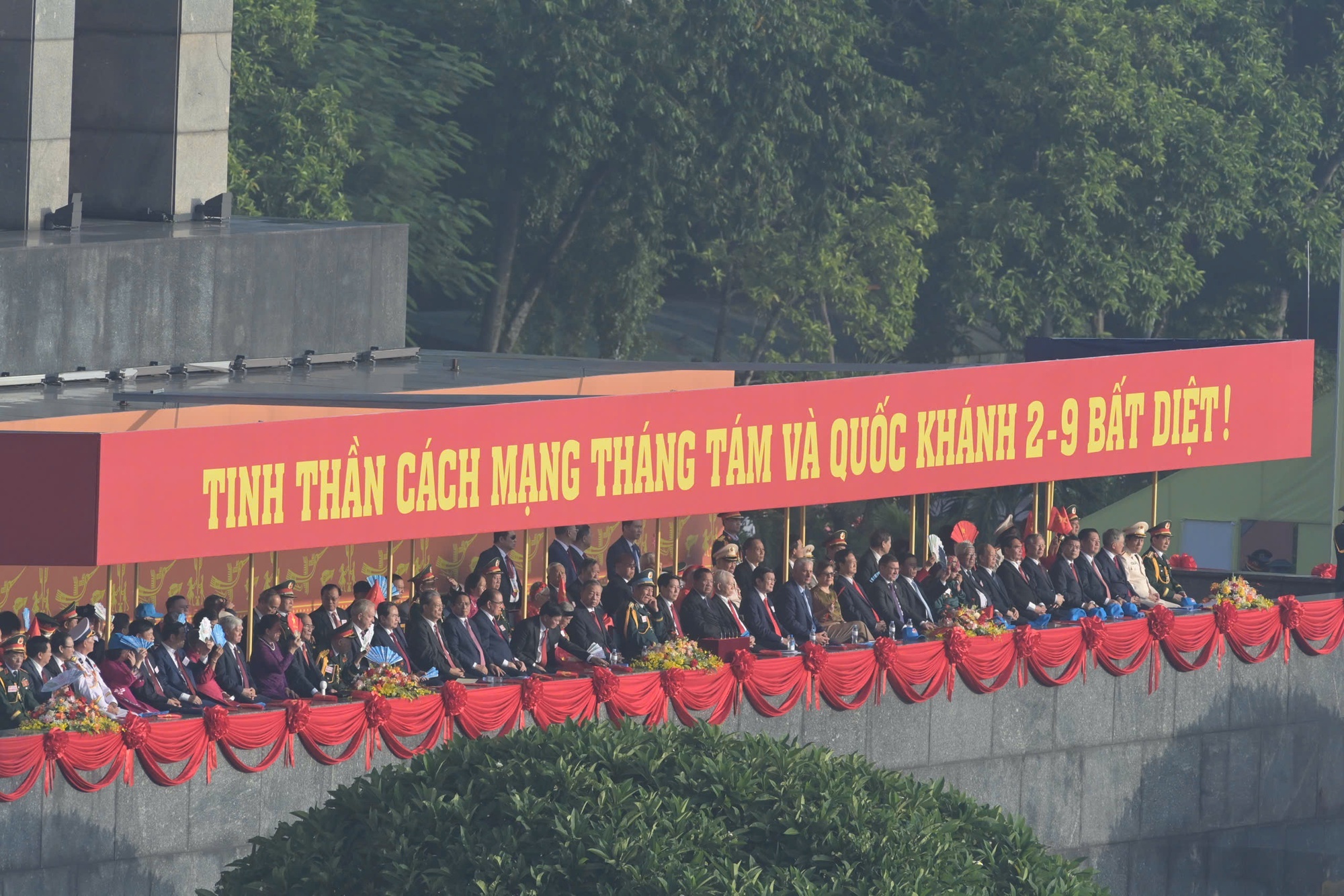 Các đồng chí lãnh đạo Đảng, Nhà nước, Quốc hội, Chính phủ, Mặt trận Tổ quốc Việt Nam trên khán đài dự Lễ kỷ niệm - Ảnh: VGP Các đồng chí lãnh đạo Đảng, Nhà nước, Quốc hội, Chính phủ, Mặt trận Tổ quốc Việt Nam trên khán đài dự Lễ kỷ niệm - Ảnh: VGP