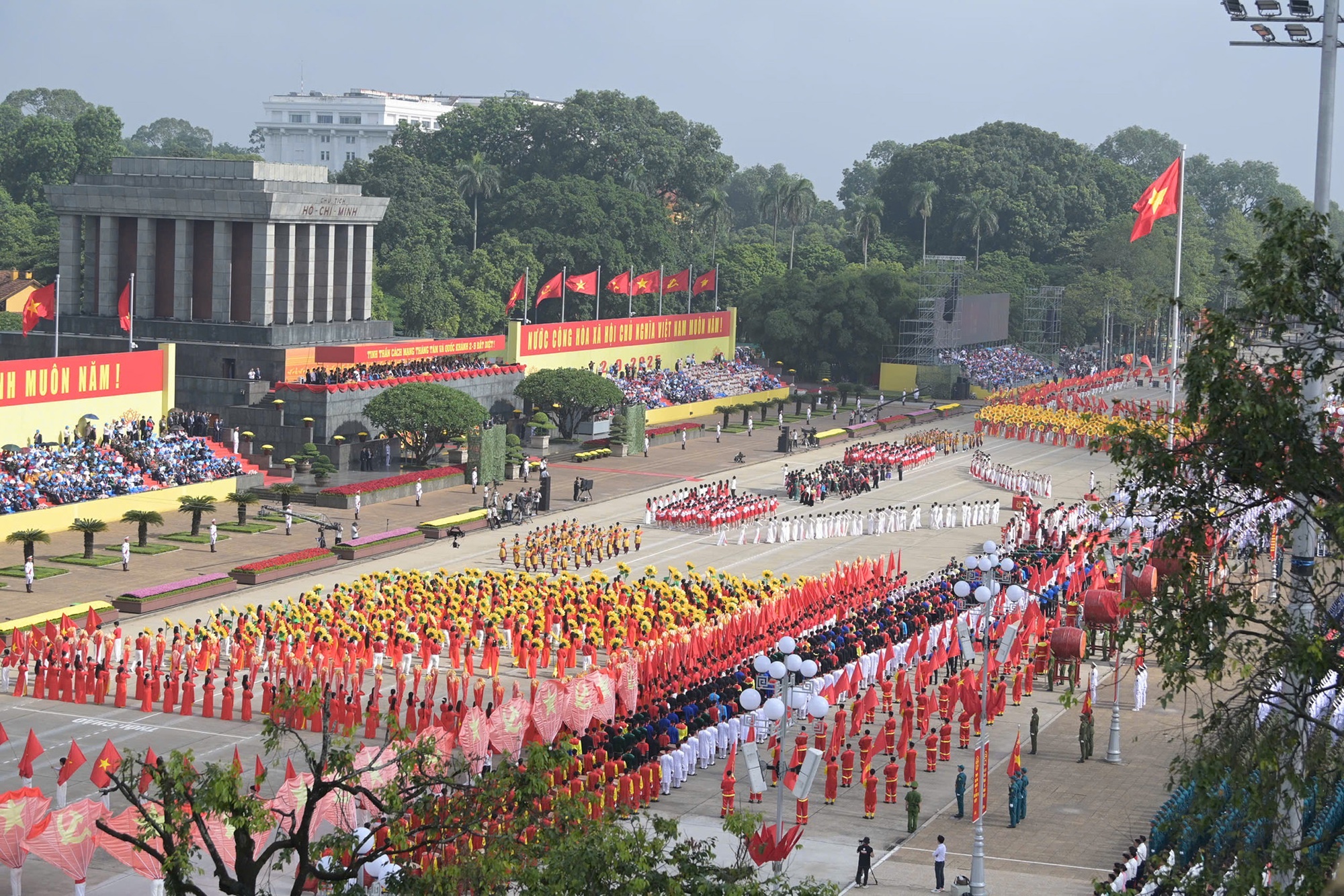 Chương trình nghệ thuật chào mừng “Lễ Kỷ niệm, diễu binh, diễu hành 80 năm Cách mạng tháng Tám thành công (19/8/1945 - 19/8/2025) và Quốc khánh nước Cộng hòa xã hội chủ nghĩa Việt Nam (2/9/1945 - 2/9/2025)” - Ảnh: VGP Chương trình nghệ thuật chào mừng “Lễ Kỷ niệm, diễu binh, diễu hành 80 năm Cách mạng tháng Tám thành công (19/8/1945 - 19/8/2025) và Quốc khánh nước Cộng hòa xã hội chủ nghĩa Việt Nam (2/9/1945 - 2/9/2025)” - Ảnh: VGP