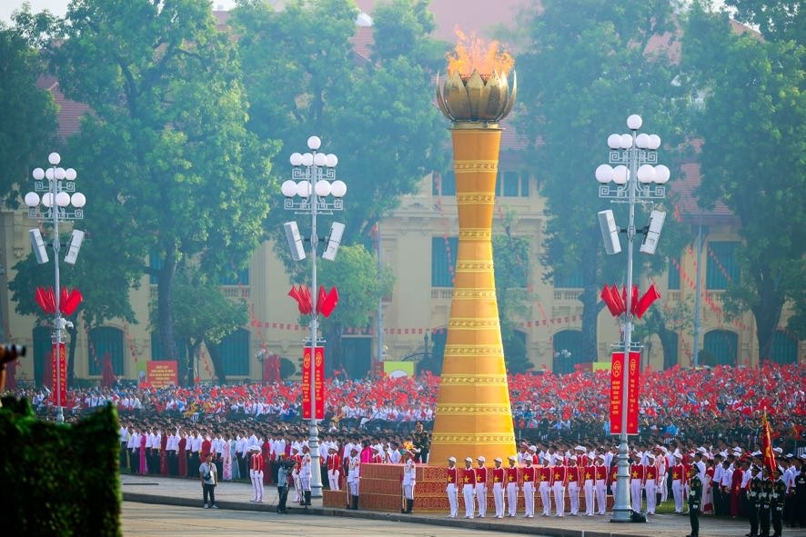 Ngọn lửa được Trung tướng, Anh hùng lực lượng vũ trang nhân dân Nguyễn Đức Soát, nguyên Phó tổng Tham mưu trưởng Quân đội nhân dân Việt Nam, người đã có thành tích đặc biệt xuất sắc, bắn rơi 6 máy bay của địch, trở thành một trong những phi công anh hùng của Quân đội nhân dân Việt Nam, thắp sáng lên đài lửa - Ảnh: VGP/Nhật Bắc Ngọn lửa được Trung tướng, Anh hùng lực lượng vũ trang nhân dân Nguyễn Đức Soát, nguyên Phó tổng Tham mưu trưởng Quân đội nhân dân Việt Nam, người đã có thành tích đặc biệt xuất sắc, bắn rơi 6 máy bay của địch, trở thành một trong những phi công anh hùng