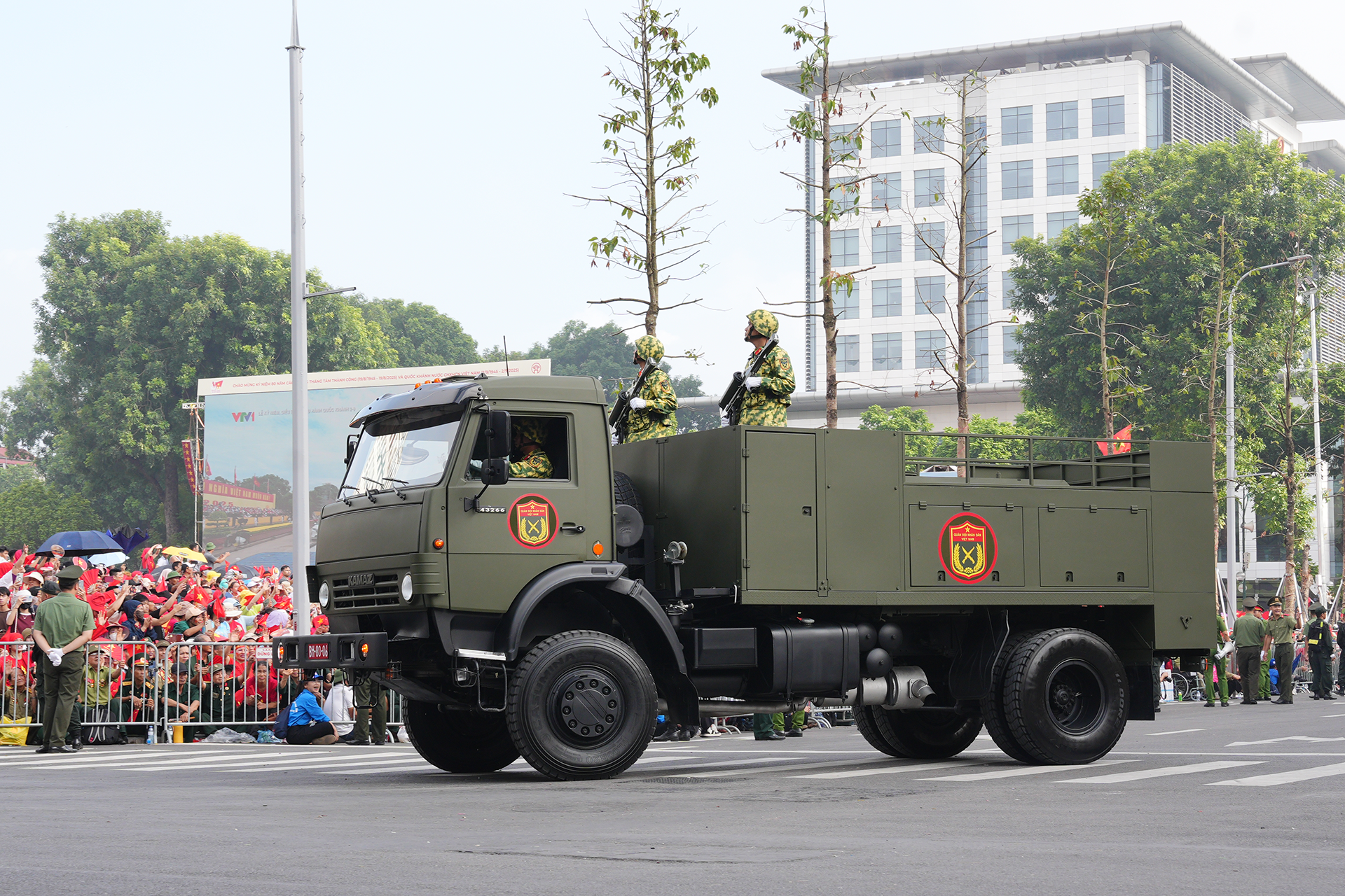 Hàng loạt vũ khí, khí tài hiện đại xuất hiện trong lễ diễu binh, diễu hành A80